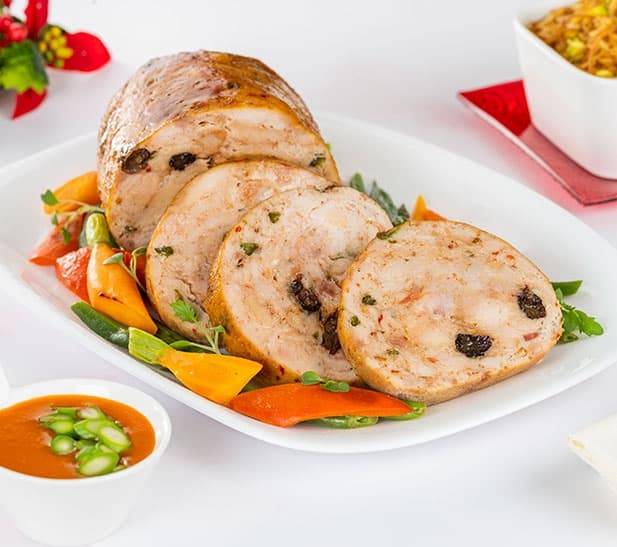 Enrollado de pollo en salsa de tomates y espárragos