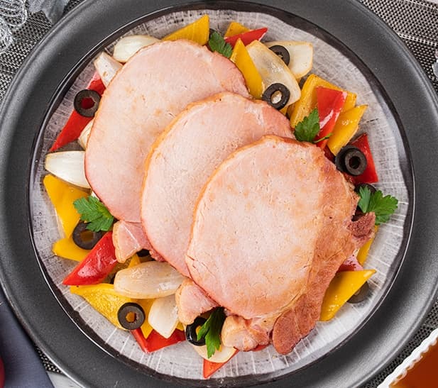 Chuleta ahumada sobre vegetales al sésamo