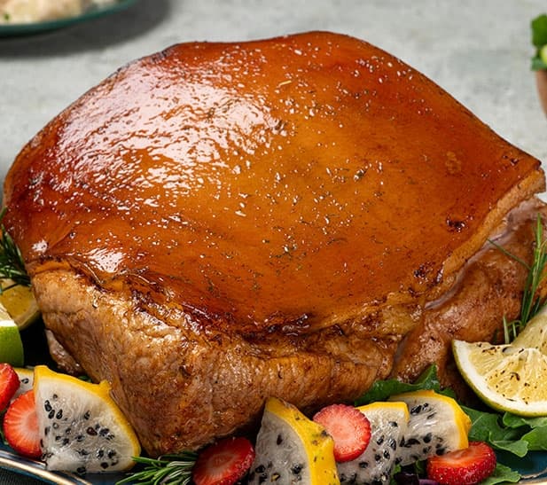 Media pierna de cerdo con salsa de frutos rojos y papas crem...